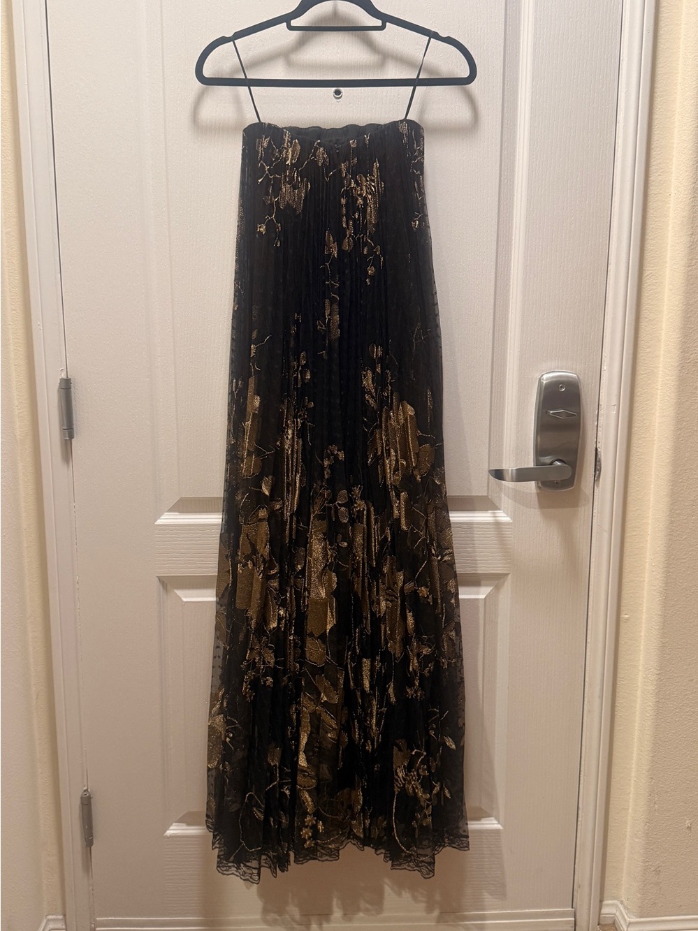 Helsi Delphine Strapless Pleated Sheer Lace Maxi Dress
Black & Gold Size XS NWT - Picture 6 of 9